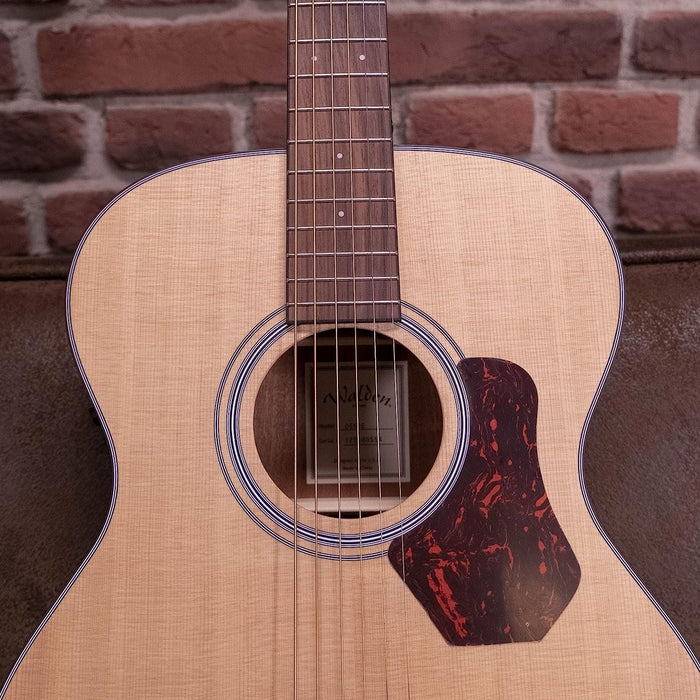 Walden O550E Natura Solid Spruce Top Orchestra Acoustic-Electric Guitar - Open Pore Satin Natural