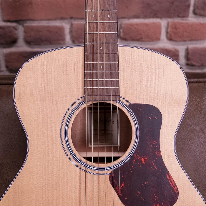 Walden G550E Natura Solid Spruce Top Grand Auditorium Acoustic-Electric Guitar - Open Pore Satin Natural