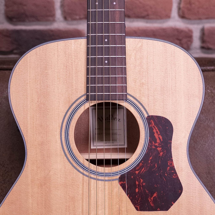 Walden O550E Natura Solid Spruce Top Orchestra Acoustic-Electric Guitar - Open Pore Satin Natural