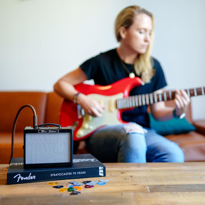 Fender Mini Deluxe Electric Guitar Amp, with 1-Year Warranty, Mini Guitar Amp, Portable Guitar Amplifier, Guitar Accessories, 3 Watts, Black